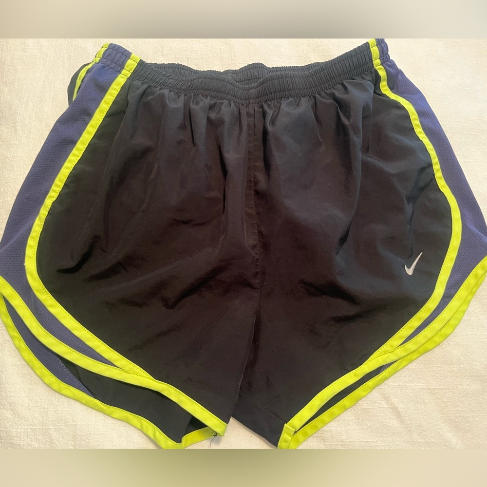 Nike running shorts 🏃🏼‍♀️
Size smalll